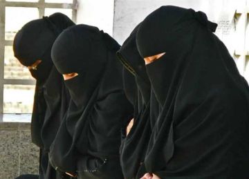صلاة المرأة بالنقاب مكروهة.. الإفتاء تفسر
