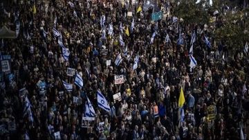 عائلات الأسرى يتجمعون في تل أبيب مع توجه وفد إسرائيلي إلى القاهرة للمفاوضات