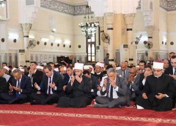 وزير الأوقاف والمفتي ورئيس الوطنية للإعلام يصلون الجمعة بمسجد أبي بكر الصديق في الإسماعيلية (تفاصيل) وزير الأوقاف والمفتي ورئيس الوطنية للإعلام يصلون الجمعة بمسجد أبي بكر الصديق في الإسماعيلية (تفاصيل)