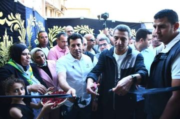 وزير الشباب والرياضة ومحافظ السويس يفتتحان صالة فنون قتالية وملعب خماسي بمركز شباب فيصل وزير الشباب والرياضة ومحافظ السويس يفتتحان صالة فنون قتالية وملعب خماسي بمركز شباب فيصل