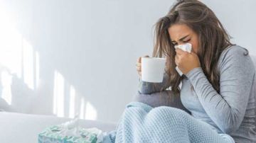 وصفة فعالة ومجربة قبل الدواء.. مشروب طبيعي سحري لعلاج احتقان الحلق