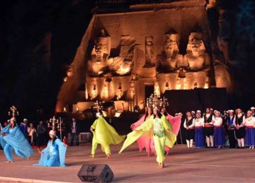 9 فرق فنون شعبية تحيي الاحتفال بظاهرة تعامد الشمس على وجه رمسيس بأبوسمبل