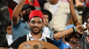 بالطربوش.. الجماهير المصرية في مدرجات ستاد القاهرة قبل مواجهة غينيا بيساو ..شاهد