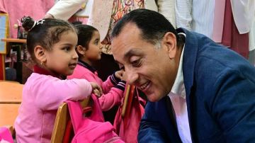 رئيس الوزراء يغير مسار جولته بالسويس ويتفقد مدرسة محمد حافظ الابتدائية رئيس الوزراء يغير مسار جولته بالسويس ويتفقد مدرسة محمد حافظ الابتدائية