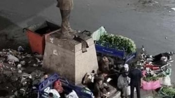 صورة تثير الجدل.. تمثال الشهيد عبد المنعم رياض وسط سوق خضار