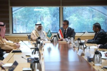 وزير الصحة يبحث مع نظيره السعودي تعزيز التعاون الصحي المشترك وتوطين الصناعات الدوائية وزير الصحة يبحث مع نظيره السعودي تعزيز التعاون الصحي المشترك وتوطين الصناعات الدوائية