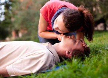 بعد وفأة شاب أثناء مباراة كرة قدم.. تحذيرات لتجنب خطر بلع اللسان وطرق للإسعافات الأولية