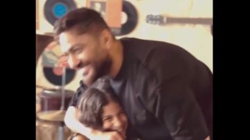 بقينا صحاب .. تامر حسني يشارك فيديو طريفا مع طفلة في مطعمه