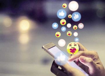 تستخدم وسائل التواصل الاجتماعي بكثرة.. 4 طرق لمكافحة تعفن الدماغ  تستخدم وسائل التواصل الاجتماعي بكثرة.. 4 طرق لمكافحة تعفن الدماغ