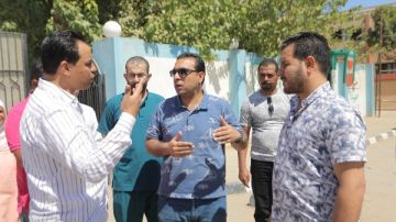 خلال جولة بالوقف.. نائب محافظ قنا يوجه بسرعة استكمال الأدوية الناقصة للغسيل الكلوي