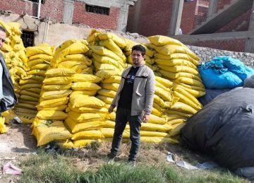 ضبط مخللات مجهولة المصدر ومواد غذائية بدون فواتير في حملات تموينية بالشرقية