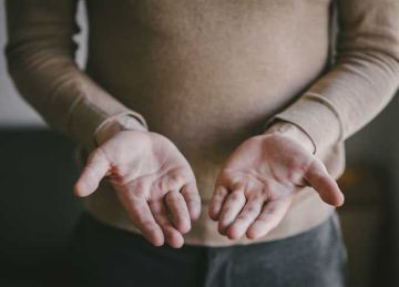  لا تتجاهلها .. 5 علامات تحذيرية لتلف الكبد قد تظهر على يديك