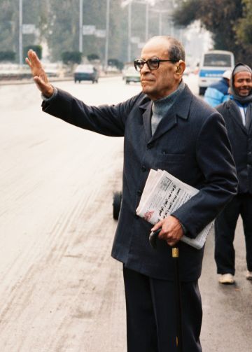 يشتري الجريدة ويستقل التاكسي.. صور نادرة تكشف الجانب الخاص من حياة نجيب محفوظ يشتري الجريدة ويستقل التاكسي.. صور نادرة تكشف الجانب الخاص من حياة نجيب محفوظ