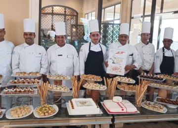 أكلات من كل مطابخ العالم.. سائحو الغردقة يشاركون احتفالية اليوم العالمي للطهاة