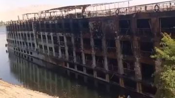 النيابة العامة والمعمل الجنائي يعاينان المركب السياحي المحترق بالأقصر