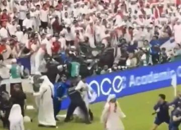 حقيقة إلقاء جماهير الإمارات آيفون على اللاعبين بعد ابتعاد حلم المونديال