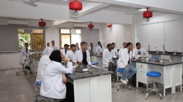 رئيس جامعة المنيا يتفقد بدء العمل التجريبي لمعامل كلية طب الأسنان