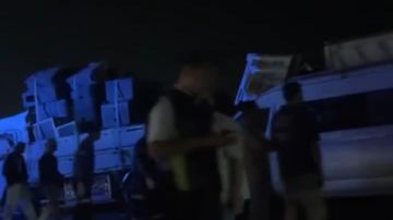 كارثة طريق السويس.. الحماية المدنية تقطع السيارات لاستخراج الضحايا والمصابين كارثة طريق السويس.. الحماية المدنية تقطع السيارات لاستخراج الضحايا والمصابين