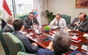 وزير الصحة يبحث مع شركتين صينيتين إنشاء مراكز تدريب للجراحة الروبوتية بمصر وزير الصحة يبحث مع شركتين صينيتين إنشاء مراكز تدريب للجراحة الروبوتية بمصر