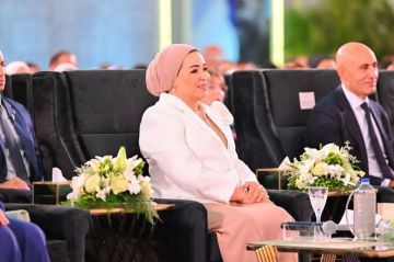 السيدة انتصار السيسى: سعدت بالمشاركة فى فعالية فنى وافتخر لتكريم خريجى الدبلومات