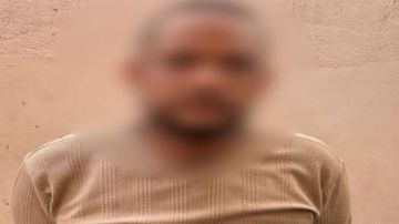 القبض على عاطل كسر ذراع شقيقه بعد التعدي عليه بعصا خشبية