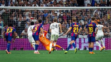 ريال مدريد يبتعد بصدارة الدوري الإسباني بعد الفوز في الكلاسيكو ريال مدريد يبتعد بصدارة الدوري الإسباني بعد الفوز في الكلاسيكو