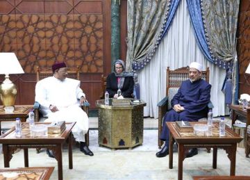 شيخ الأزهر يستقبل رئيس النيجر الأسبق لبحث سبل تعزيز التعاون المشترك شيخ الأزهر يستقبل رئيس النيجر الأسبق لبحث سبل تعزيز التعاون المشترك