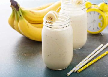 بنقطة ليمون تمنعين سواده.. طريقة تحضير عصير الموز باللبن (بلونه الجذاب)