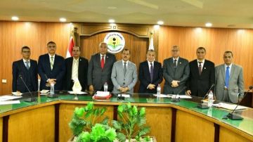 رئيس جامعة الوادي الجديد يترأس اجتماع لجنة اختيار القيادات الإدارية