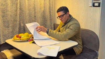 أسر ياسين طبيب بيطري في إعلان فيلم إن غاب القط.. شاهد