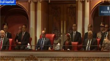 الرئيس السيسي يستجيب لطفلة فلسطينية طلبت لقائه خلال احتفالية وطن السلام.. جلست بجواره الرئيس السيسي يستجيب لطفلة فلسطينية طلبت لقائه خلال احتفالية وطن السلام.. جلست بجواره