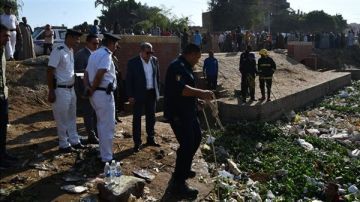 سقوط تروسيكل محمل بتلاميذ في الترعة.. مدير أمن أسيوط يتفقد موقع الحادث (صور) سقوط تروسيكل محمل بتلاميذ في الترعة.. مدير أمن أسيوط يتفقد موقع الحادث (صور)