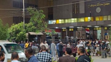 ليلة ساخنة أمام مجمع محاكم سوهاج.. مرشحو البرلمان يبيتون أمام المحاكم لتقديم أوراقهم