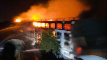 بعد حريق مركب الأقصر.. الشركة المالكة تنقل 230 سائحا إلى مراكب بديلة وتؤكد استمرار الرحلات بعد حريق مركب الأقصر.. الشركة المالكة تنقل 230 سائحا إلى مراكب بديلة وتؤكد استمرار الرحلات