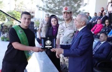 رئيس الأكاديمية العربية يكرم نجل الشهيد منسي في ذكري انتصارات أكتوبر