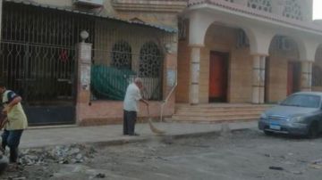 استجابة للشكاوى.. حي الزهور ببورسعيد يكثف حملات النظافة بمحيط مسجد الحمد