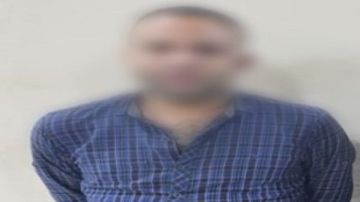 المتهم بقتل أم وأطفالها الثلاثة يمثل جريمته وسط حراسة مشددة.. والنيابة تقرر حبسه