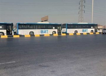  المصري اليوم ترصد تركيب الحواجز الخرسانية على طول مسار المرحلة الأولي للأتوبيس الترددي (صور)