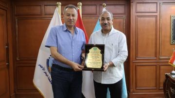 تكريم رئيسي حي شمال وجنوب الغردقة تقديرا لجهودهما خلال فترة عملهما تكريم رئيسي حي شمال وجنوب الغردقة تقديرا لجهودهما خلال فترة عملهما