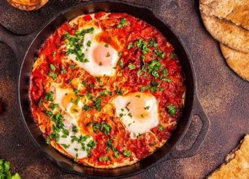 أكلة شعبية.. طريقة عمل شكشوكة البيض بخطوات سهلة ولذيذة