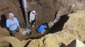 إعادة ضخ مياه الشرب لمنطقةالكرور بعد إصلاح الكسر المفاجئ بخط الطرد بأسوان إعادة ضخ مياه الشرب لمنطقةالكرور بعد إصلاح الكسر المفاجئ بخط الطرد بأسوان