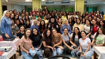 الأنبا مرقس يلتقي الطالبات المغتربات بدار أم المحبة بأسيوط