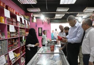 بتخفيضات تصل إلى 30 .. محافظ أسوان يتابع توافر السلع الغذائية بمعرض كوم أمبو