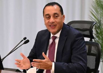 رئيس الوزراء يبدأ جولة تفقدية لمتابعة استعدادات افتتاح المتحف المصرى الكبير رئيس الوزراء يبدأ جولة تفقدية لمتابعة استعدادات افتتاح المتحف المصرى الكبير