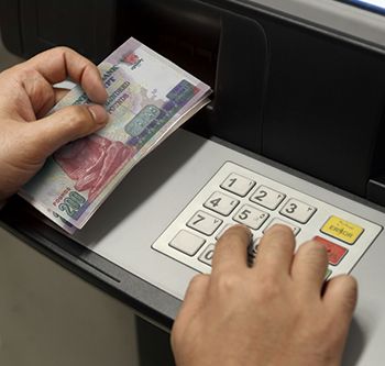 ربة منزل تضبط لصا سرق معاشها أثناء سحبه من ماكينة صرافة بقنا ربة منزل تضبط لصا سرق معاشها أثناء سحبه من ماكينة صرافة بقنا
