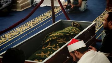 جثمان الدكتور أحمد عمر هاشم يصل جامع الأزهر مكفن بكسوة الكعبة بالصور جثمان الدكتور أحمد عمر هاشم يصل جامع الأزهر مكفن بكسوة الكعبة بالصور