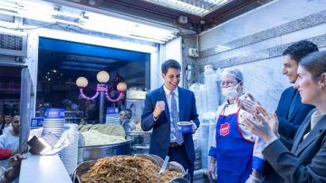 شاهد.. الأمين العام المساعد لـ الأمم المتحدة يتناول الكشري في وسط البلد