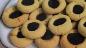 طريقة عمل كوكيز الطحينة المحشي بالعسل الأسود طريقة عمل كوكيز الطحينة المحشي بالعسل الأسود