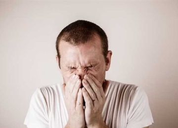ما تكتمش العطسة.. تحذير طبي من عادة خطيرة تسبب أضرار للدماغ والأذن