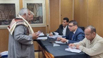 28 طلبا وشكوى يفحصها نائب محافظ الأقصر خلال لقاء اليوم المفتوح